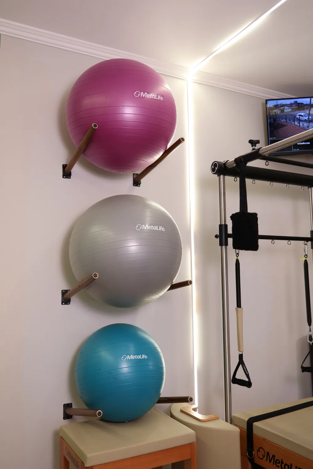 Bolas de pilates na parede ao lado do cadillac